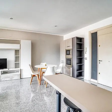 Guesthost - Casa Frida, With Balcony * Φολίνιο